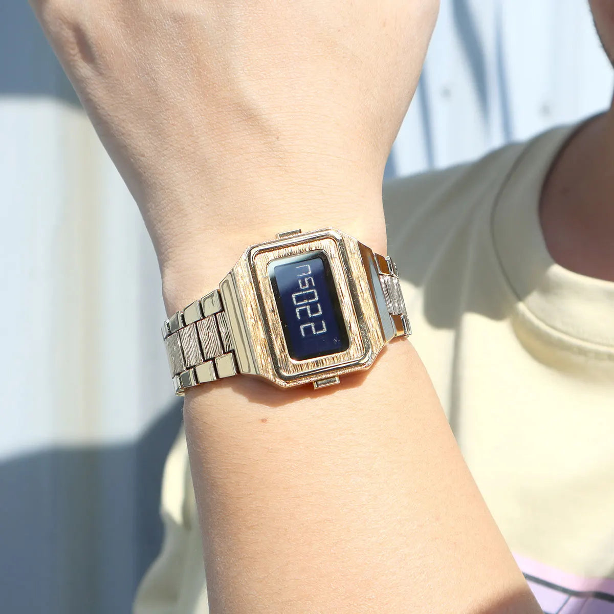 Fashion LED Digital Watch for Men Retro Simple Style Electronic Wristwatch with Stainless Steel Strap Luminous Backlight 0325